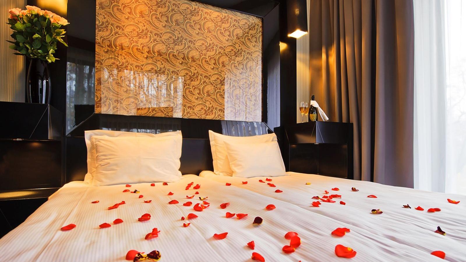 ורוצלב Platinum Palace Boutique Hotel & Spa מראה חיצוני תמונה A bed with rose petals