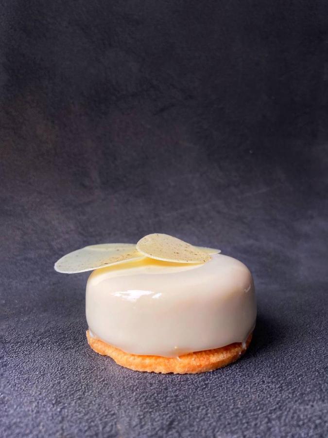ורוצלב Platinum Palace Boutique Hotel & Spa מראה חיצוני תמונה A lemon tart