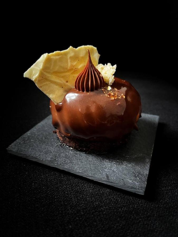 ורוצלב Platinum Palace Boutique Hotel & Spa מראה חיצוני תמונה A chocolate dessert