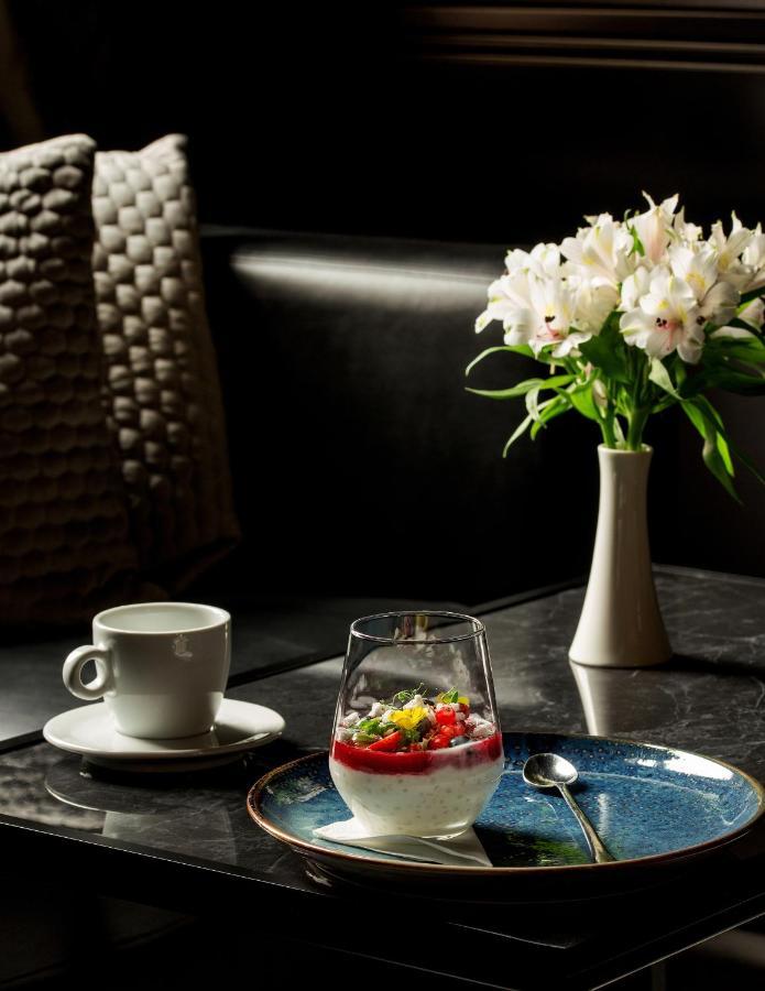 ורוצלב Platinum Palace Boutique Hotel & Spa מראה חיצוני תמונה A cup of coffee and a vase of flowers