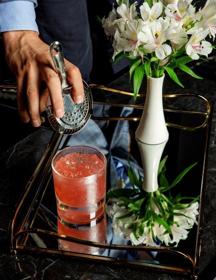 ורוצלב Platinum Palace Boutique Hotel & Spa מראה חיצוני תמונה A bartender straining a cocktail