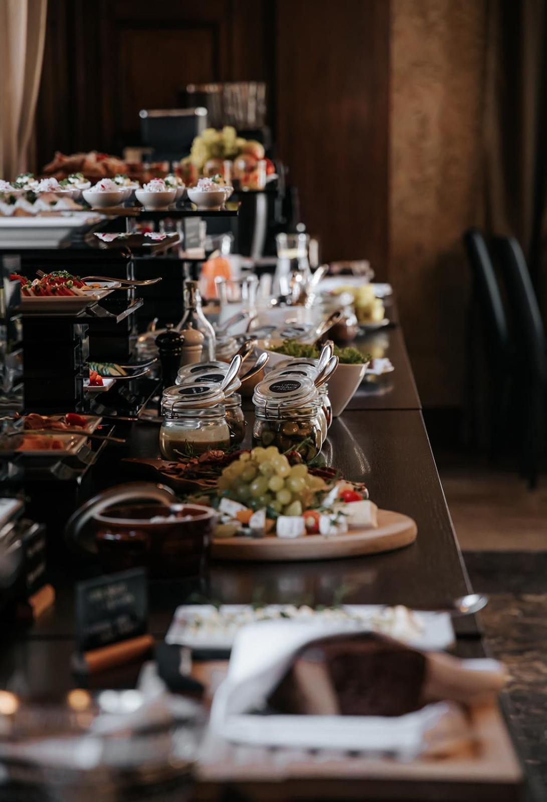 ורוצלב Platinum Palace Boutique Hotel & Spa מראה חיצוני תמונה A buffet at a restaurant