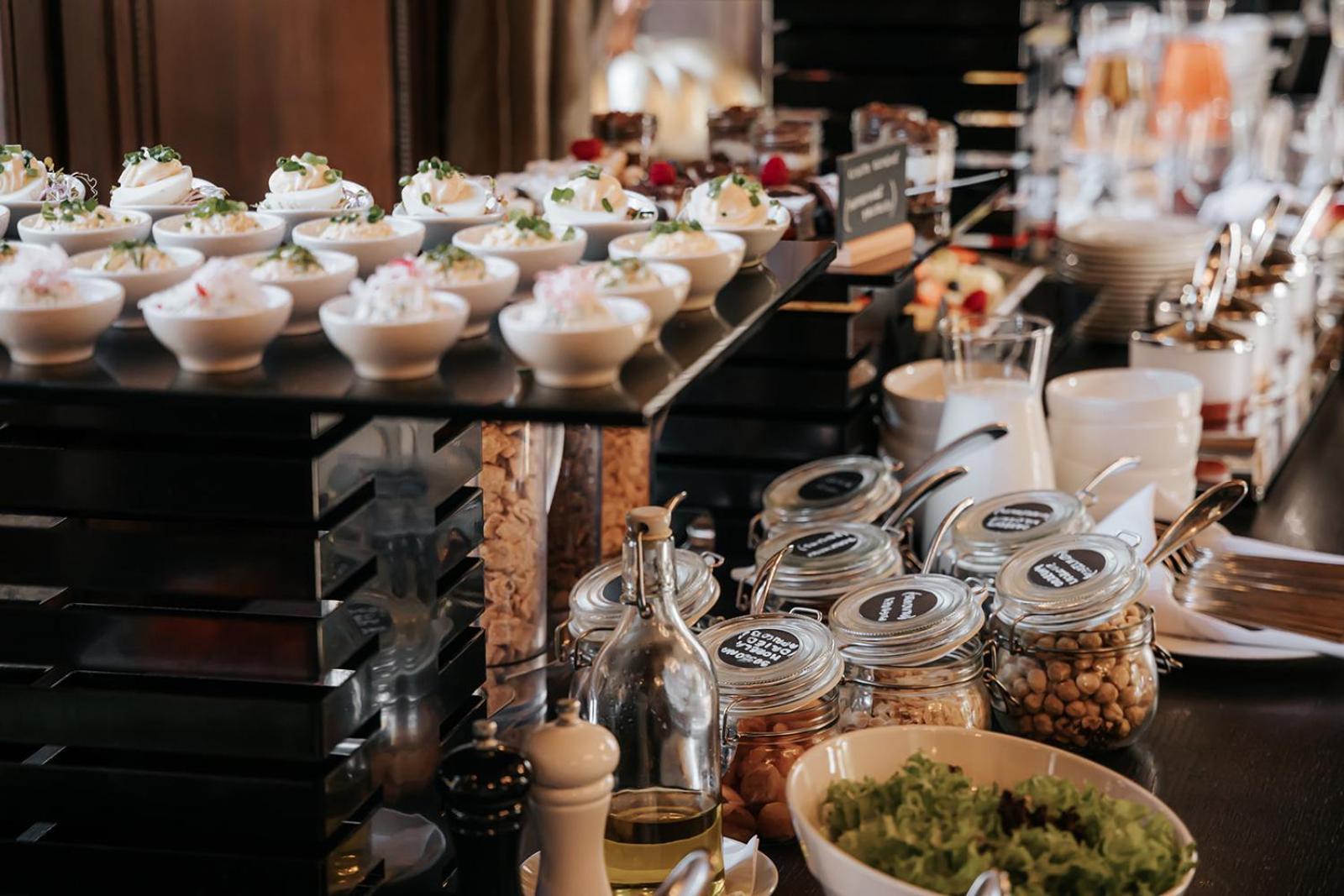 ורוצלב Platinum Palace Boutique Hotel & Spa מראה חיצוני תמונה A buffet at a restaurant